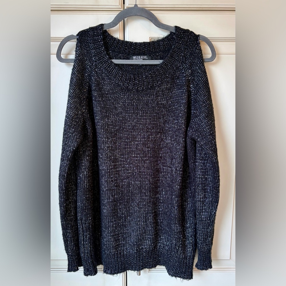 🍓 Wild & Alive cold shoulder Large sweater